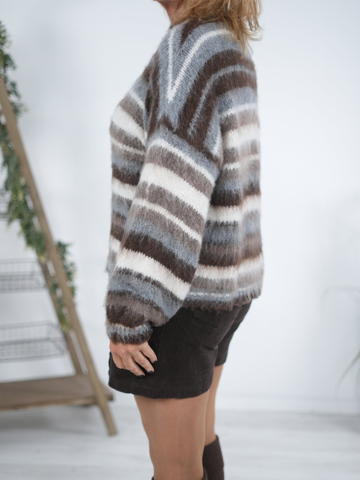 Süßer, gestreifter Strickpulli mit Rundhalsausschnitt