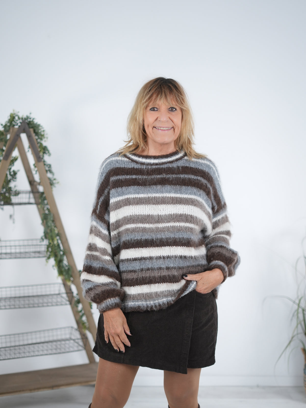 Süßer, gestreifter Strickpulli mit Rundhalsausschnitt