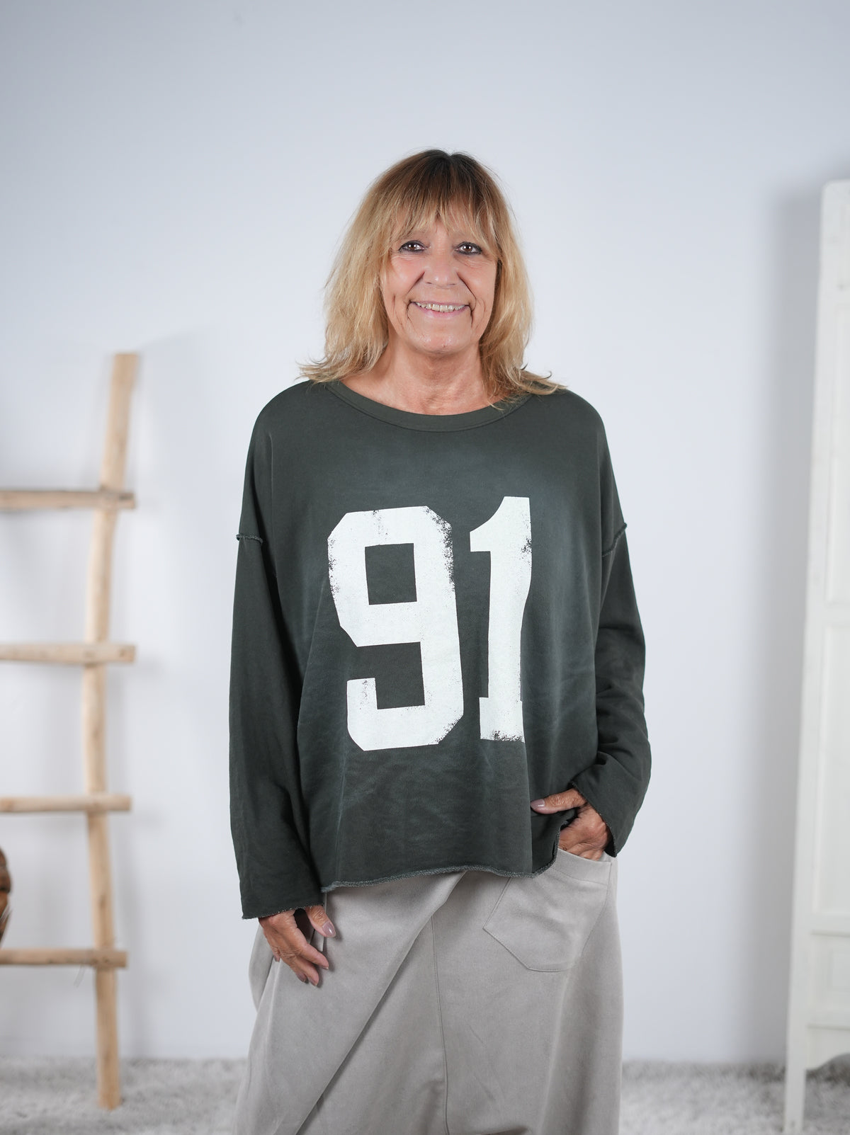 Sweatshirt mit großem Print und ausgefranstem Abschluss Olive