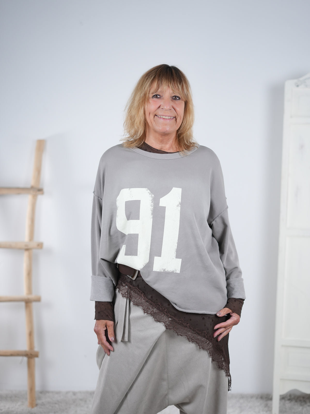 Sweatshirt mit großem Print und ausgefranstem Abschluss Taupe