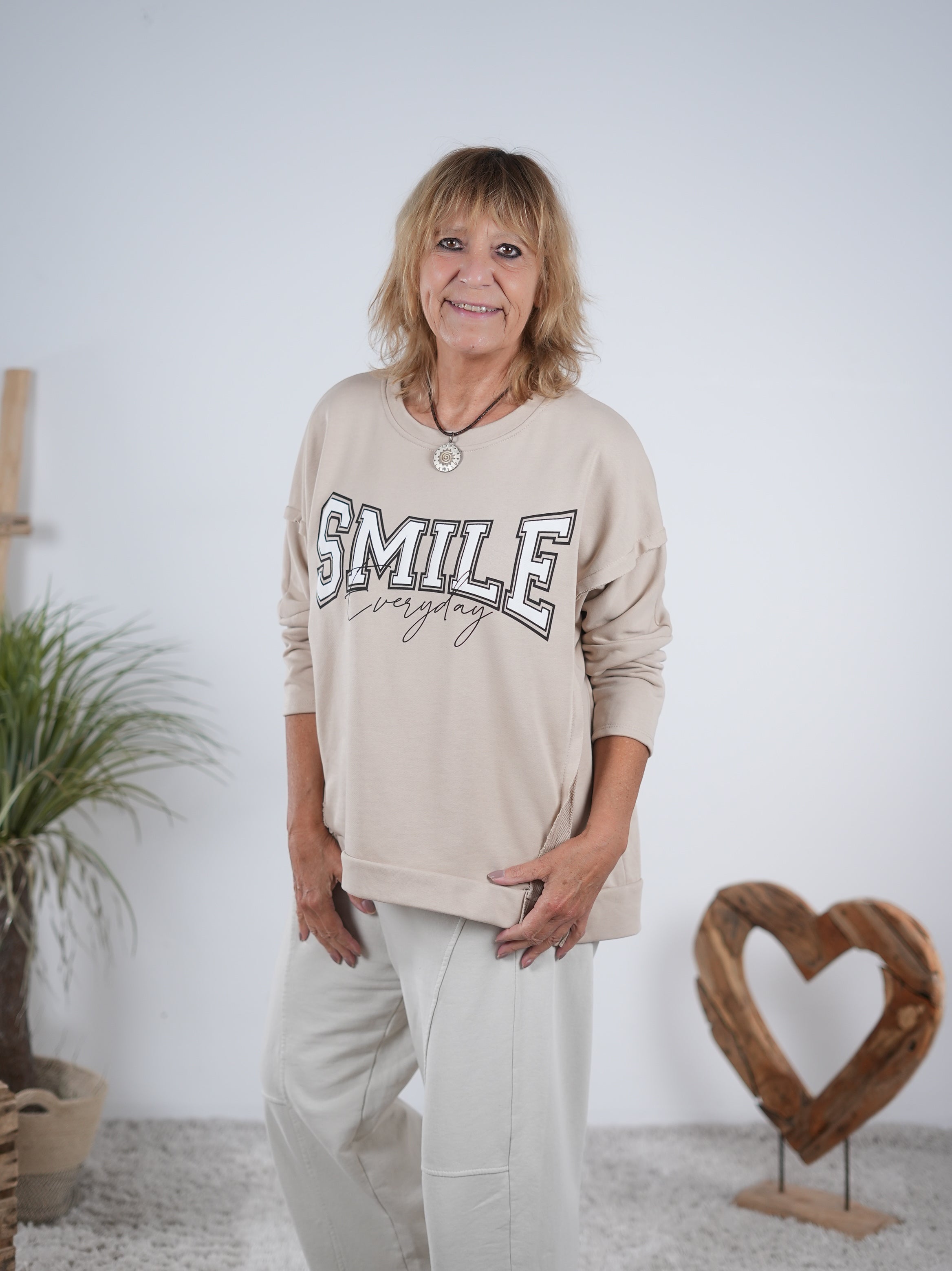 Sweaty mit "Smile" Schriftzug Beige