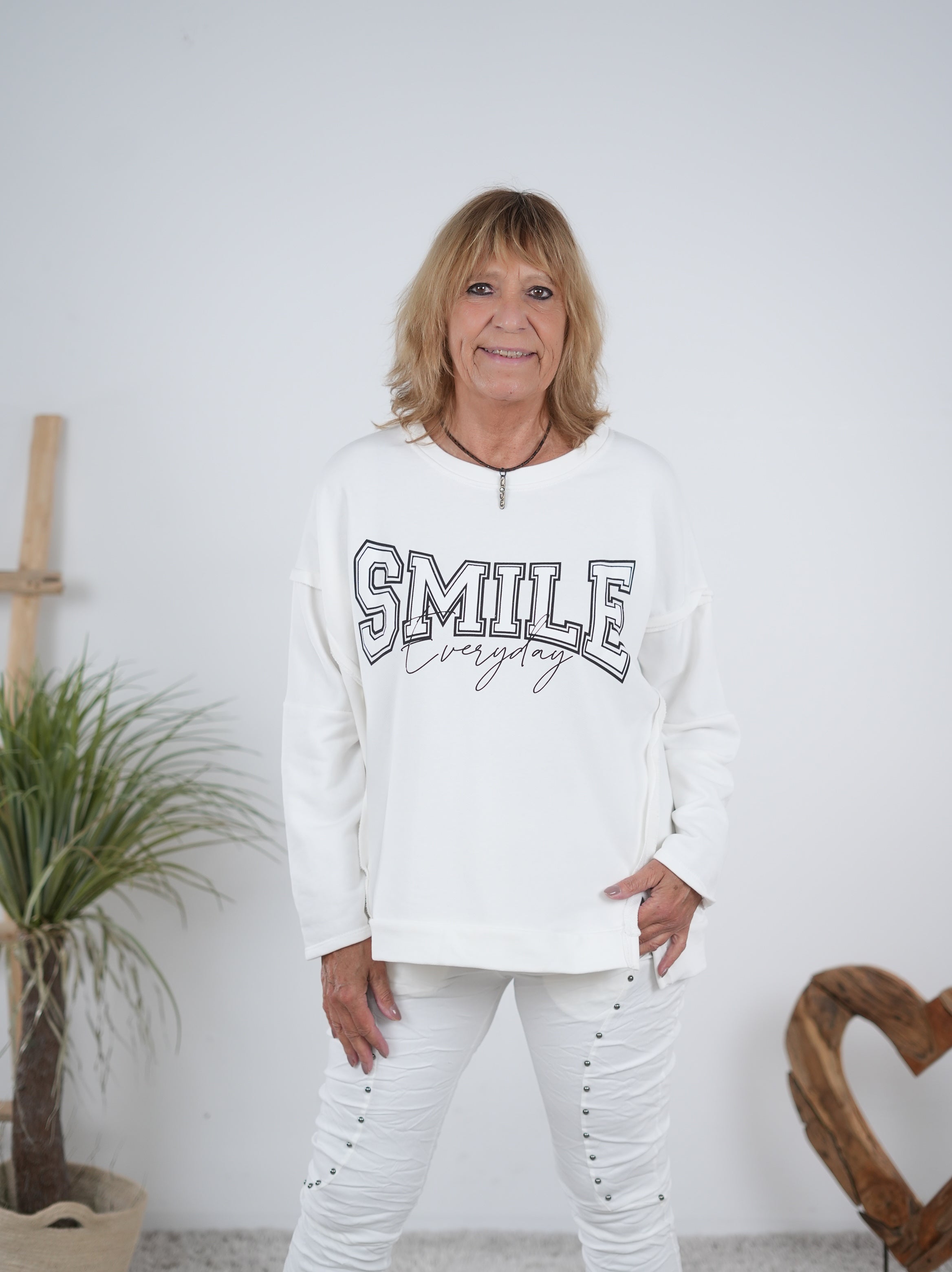 Sweaty mit "Smile" Schriftzug Weiß