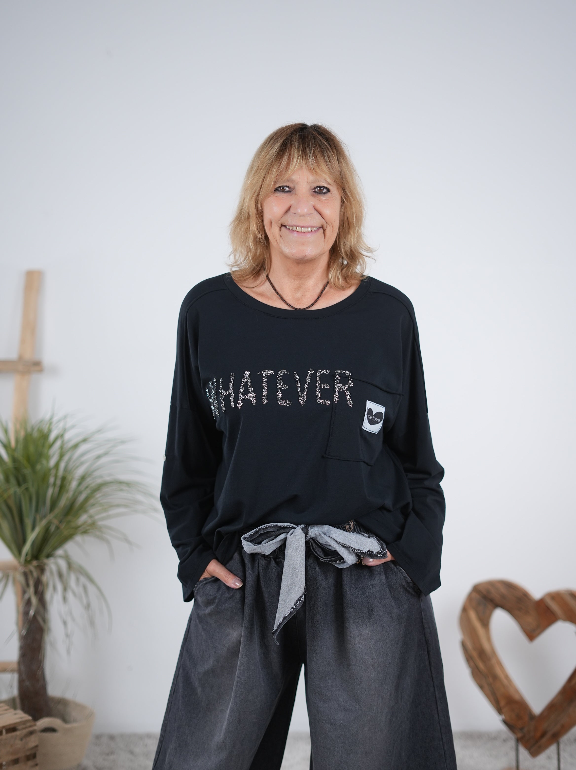 überschnittenes langarm Shirt mit "whatever" Schriftzug Schwarz