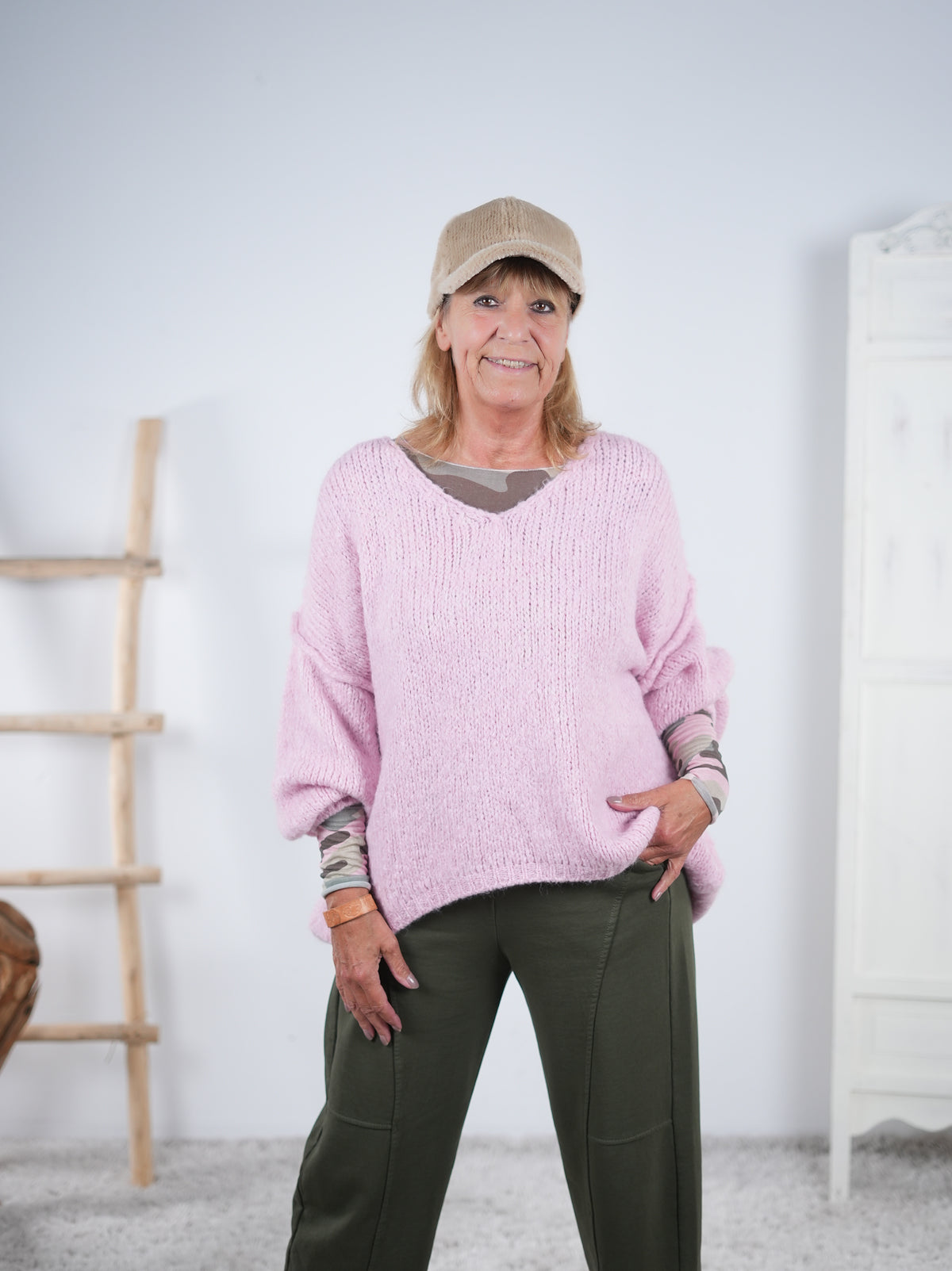 unifarbener Strickpullover mit V-Ausschnitt und Außennähten Rosa