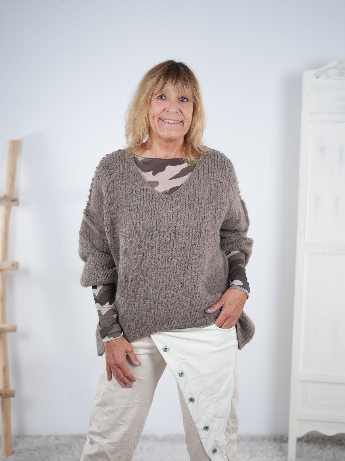 unifarbener Strickpullover mit V-Ausschnitt und Außennähten Taupe