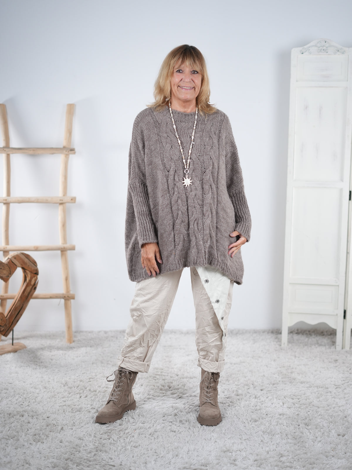 Weicher Strickpullover im Zopfmuster Taupe