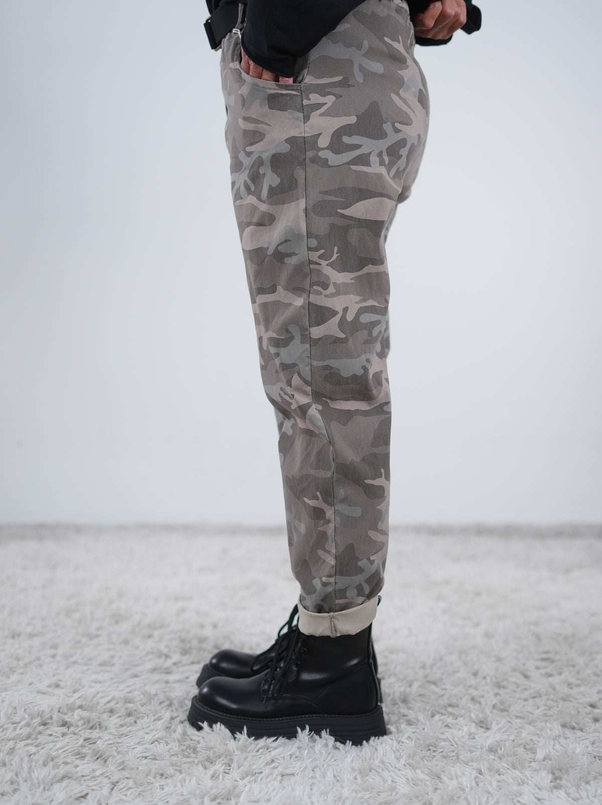 Weite Camouflage Pants mit Gürtel