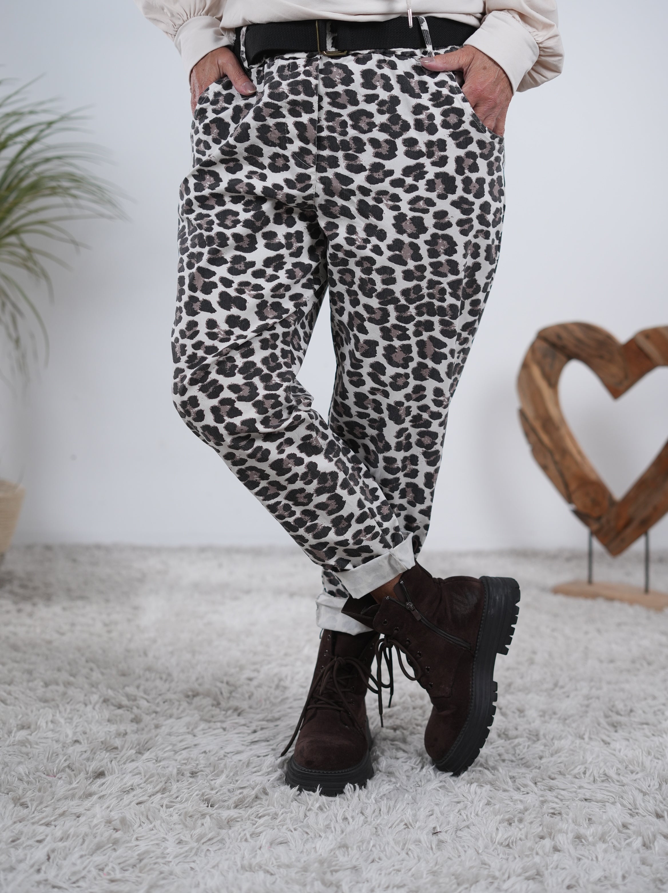 Weite Leo Pants mit Gürtel Beige