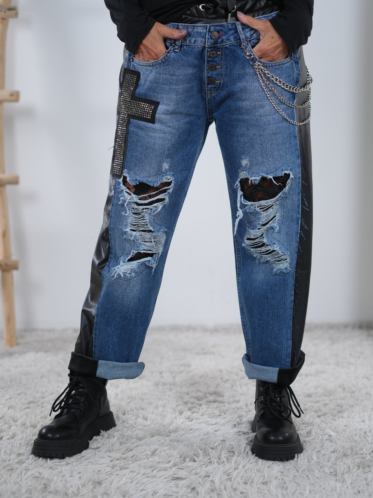 Wide Leg Pants mit ausgefranzten Elementen und Spitze