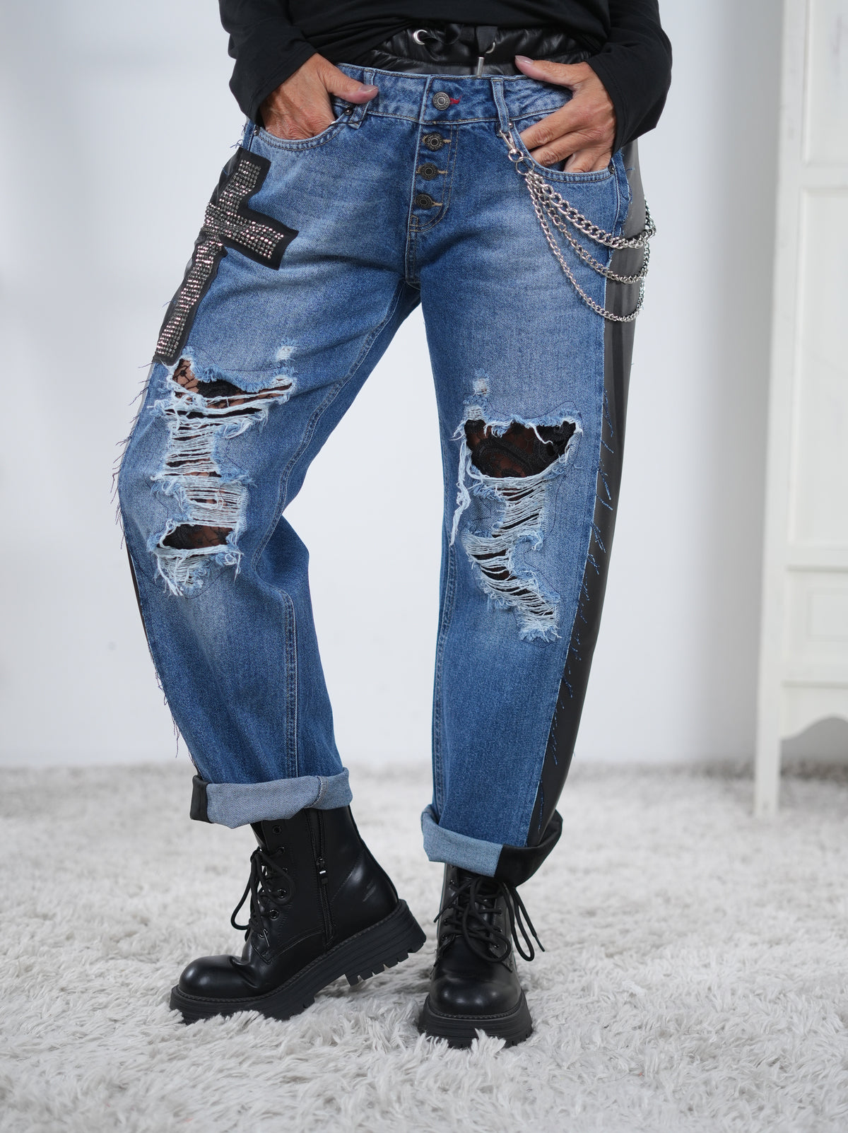 Wide Leg Pants mit ausgefranzten Elementen und Spitze