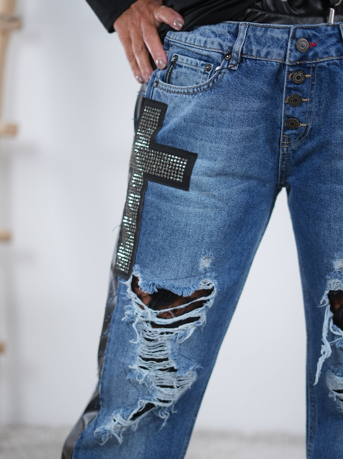 Wide Leg Pants mit ausgefranzten Elementen und Spitze