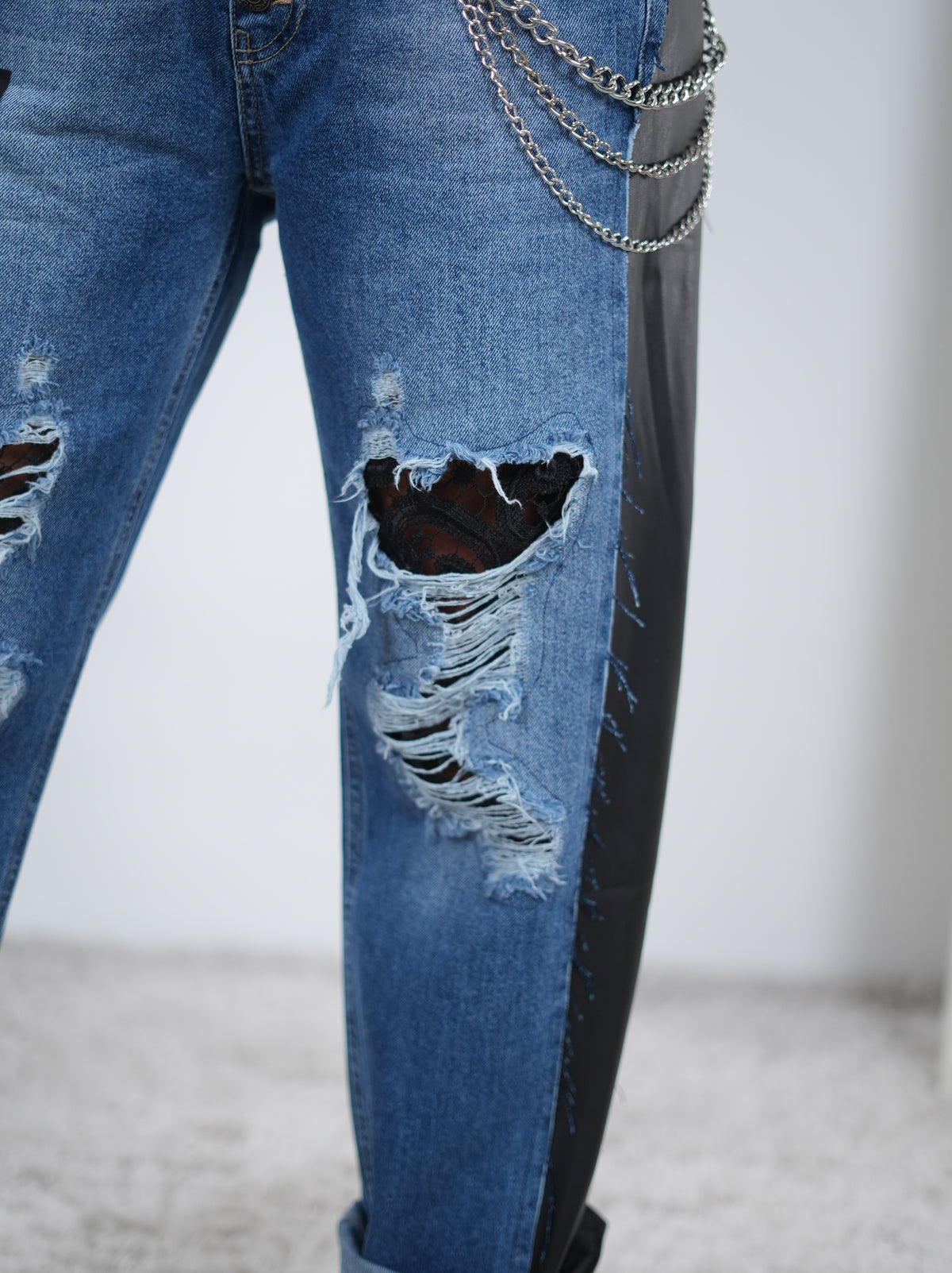 Wide Leg Pants mit ausgefranzten Elementen und Spitze