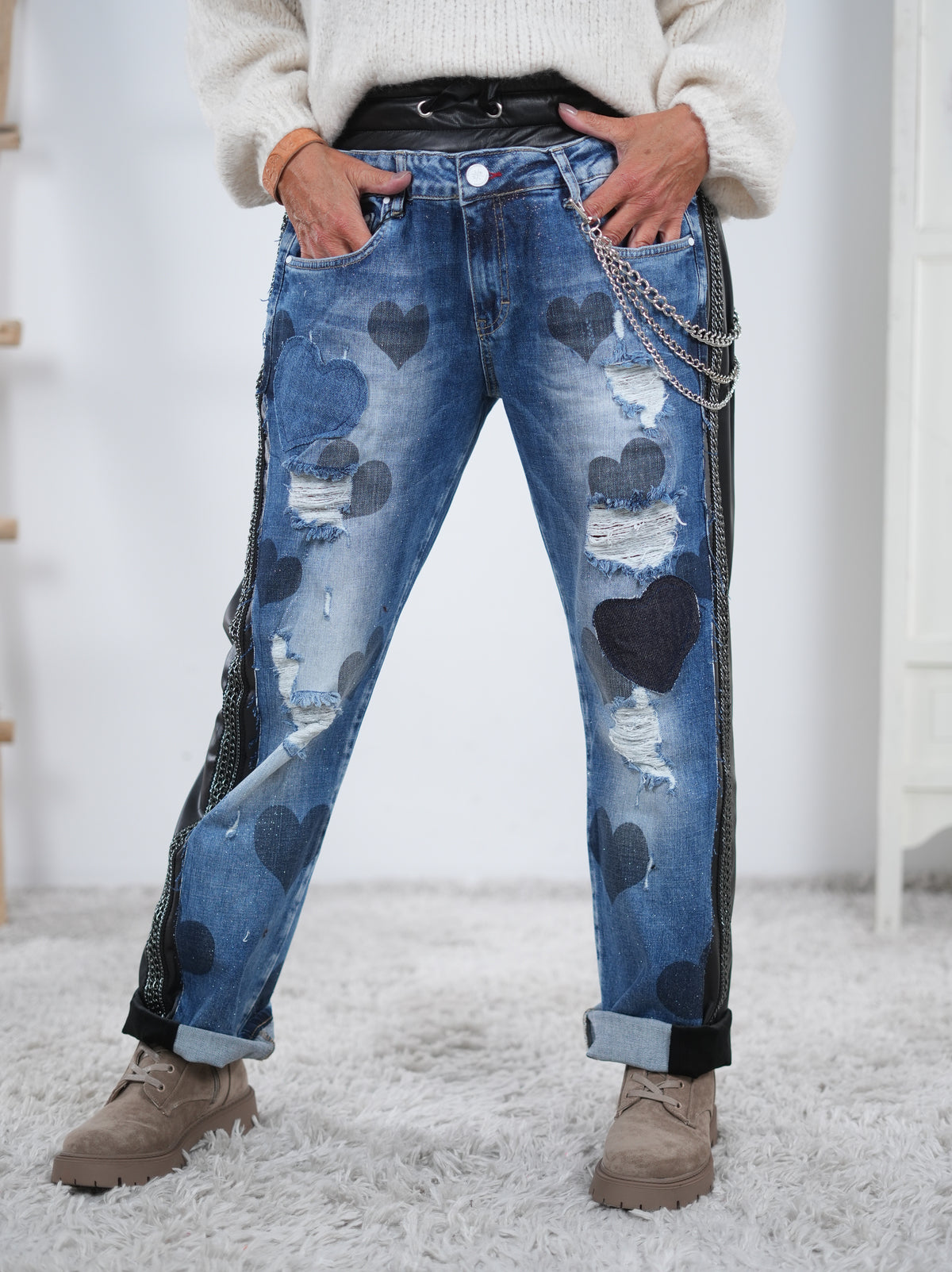 Wide Leg Pants mit Herz Patches und chains