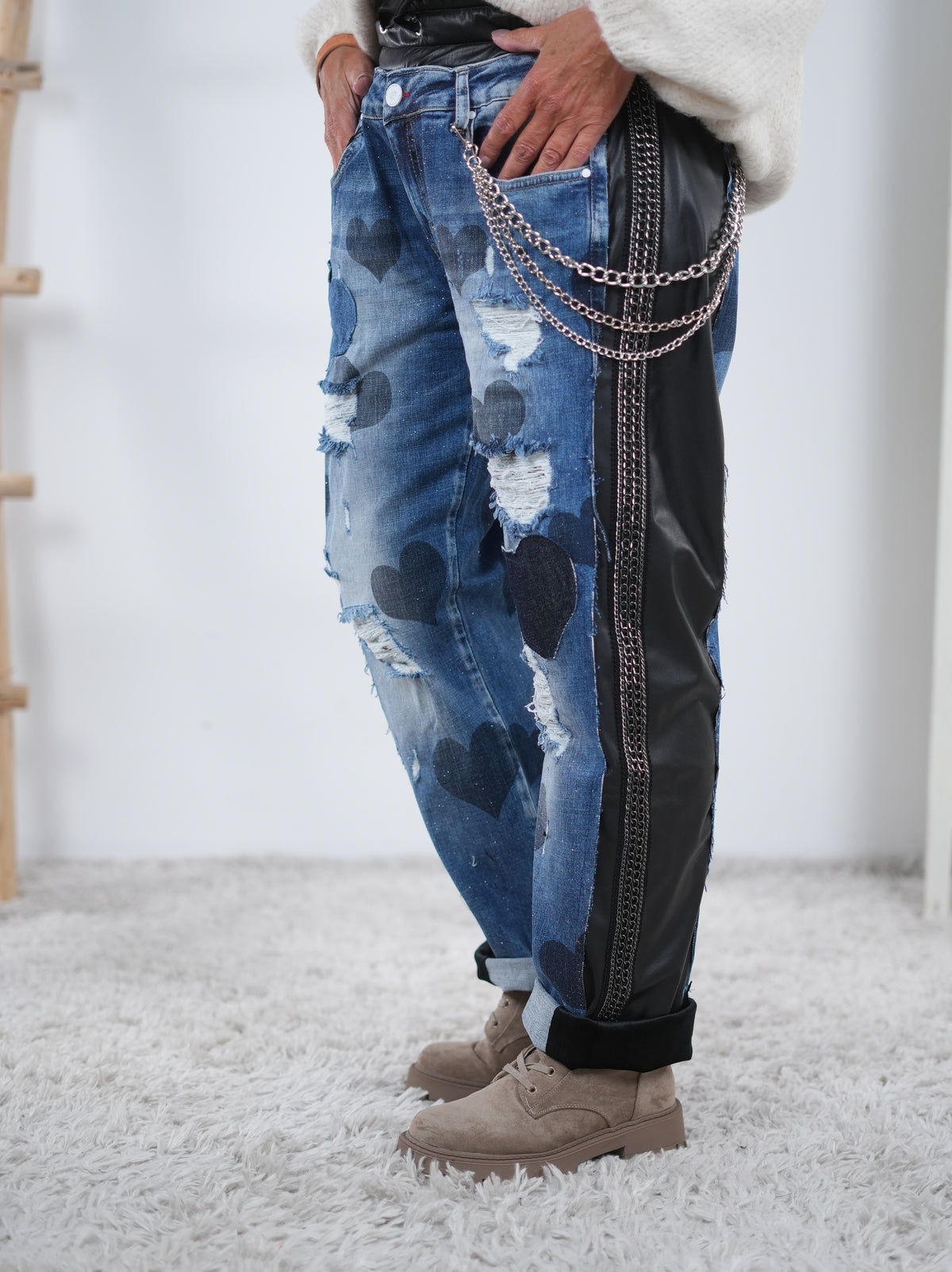 Wide Leg Pants mit Herz Patches und chains
