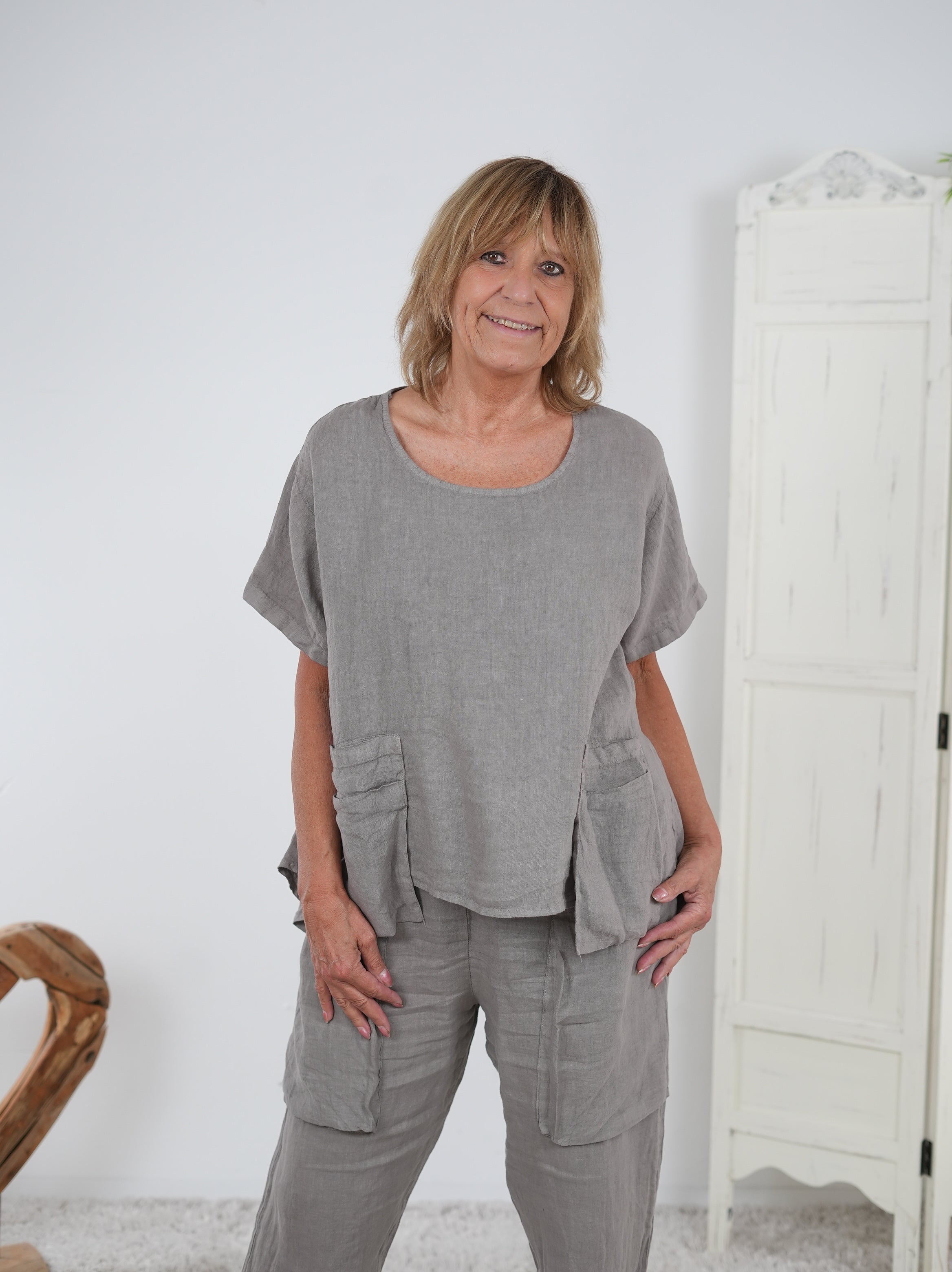 Leinen Bluse mit aufgesetzten Taschen Taupe