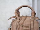 Lässige Crossbody Tasche mit Vintage-Details und Nieten