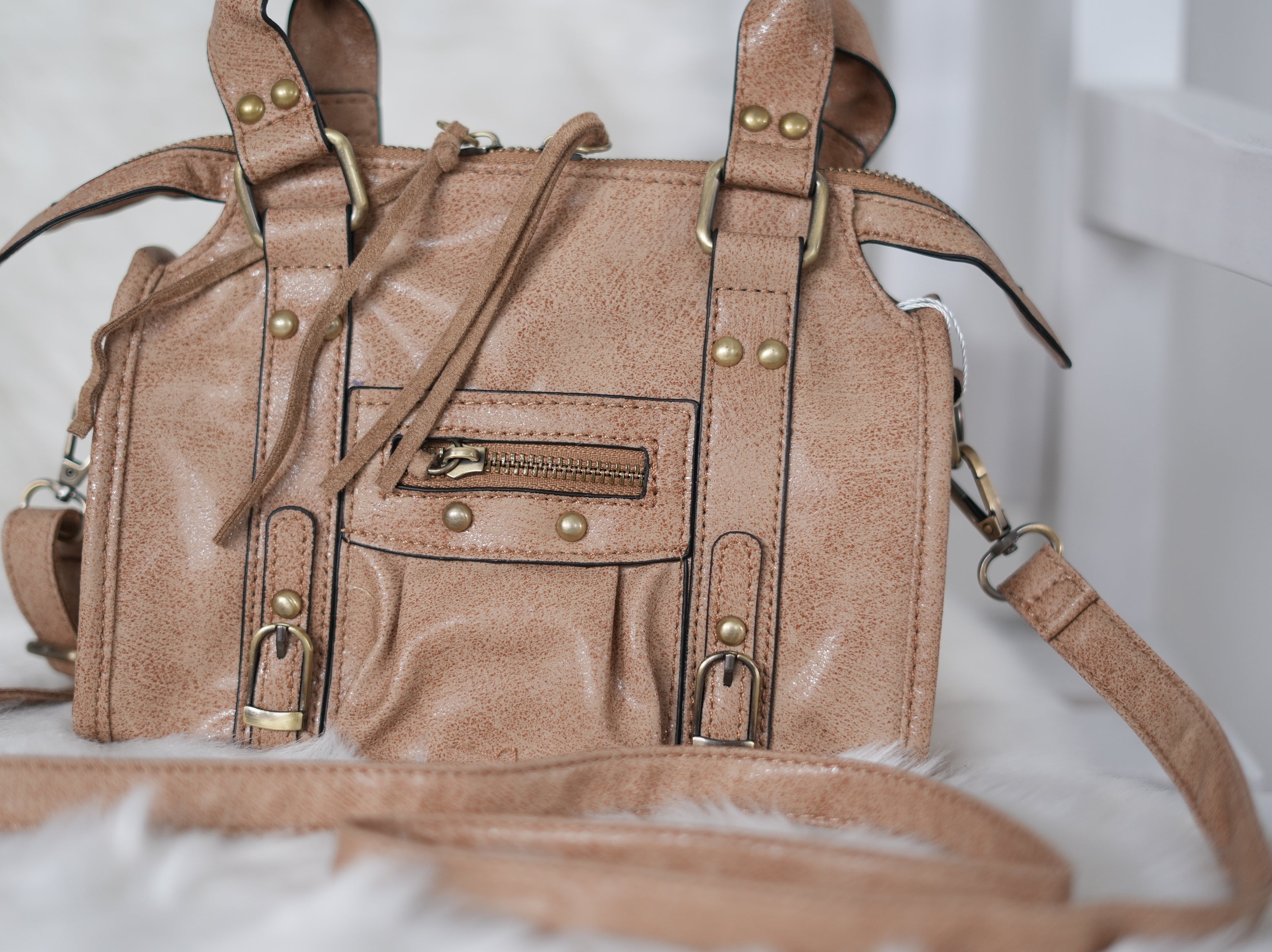 Lässige Crossbody Tasche mit Vintage-Details und Nieten