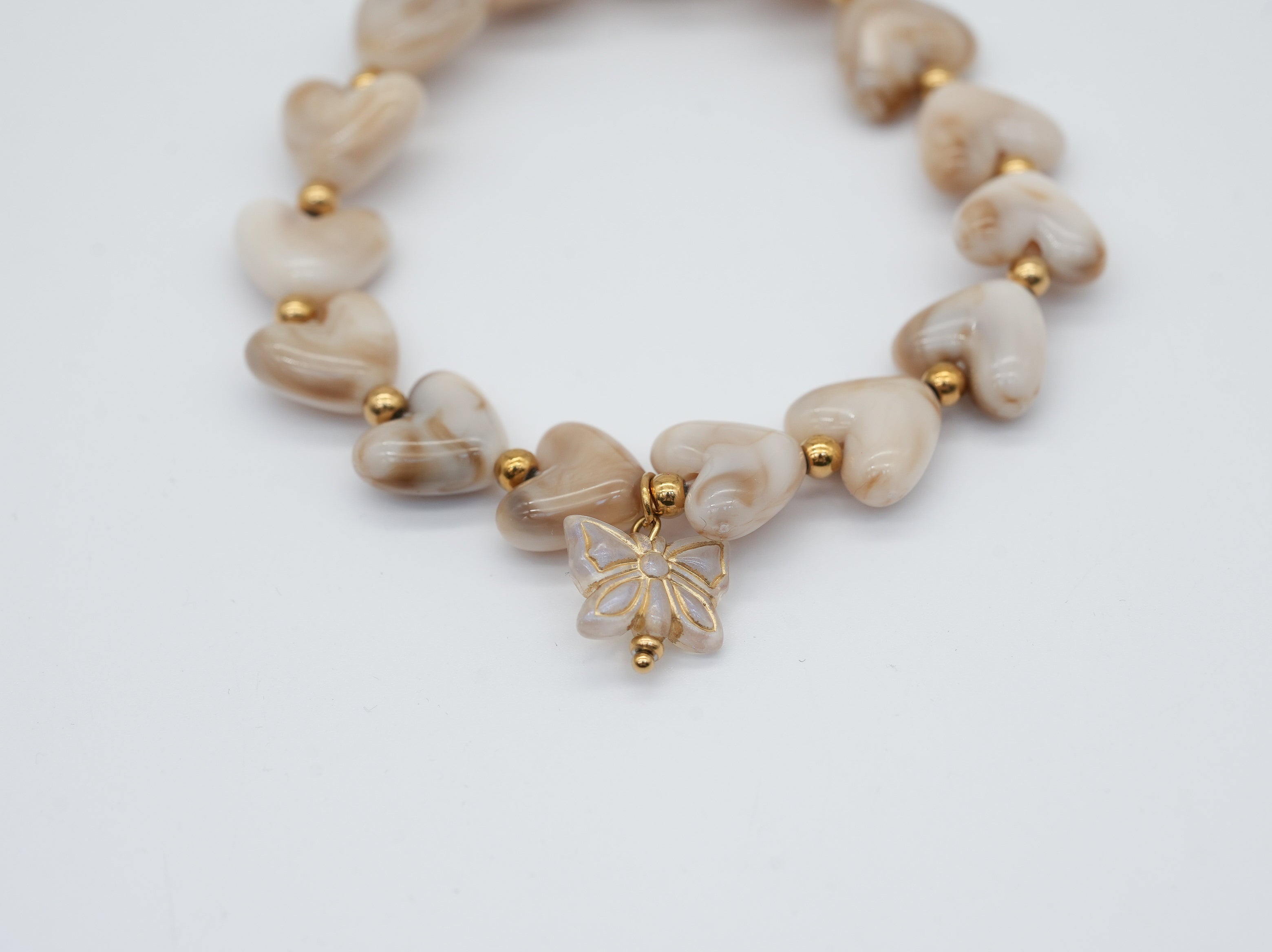 Armband mit marmorierten Herzen
