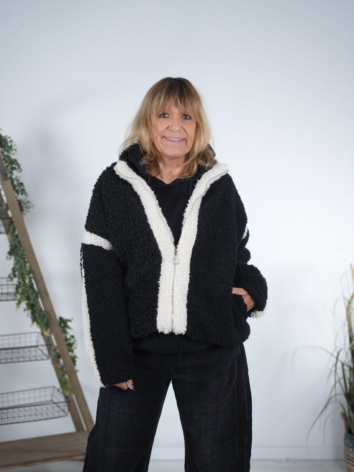 Teddy Jacke mit Reißverschluss und Eingriffstaschen Schwarz