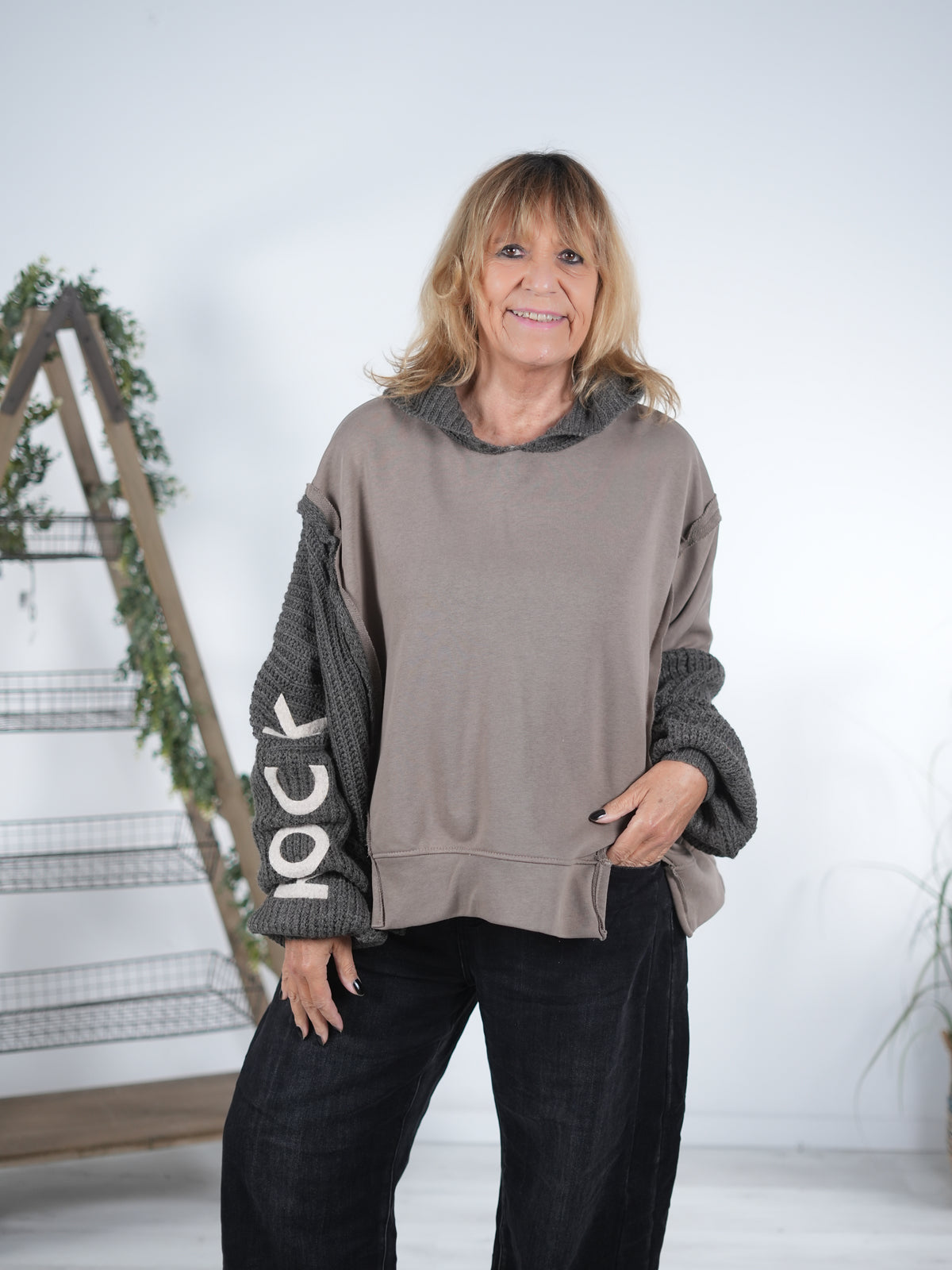 Hoody mit großem Schriftzug und Strickkapuze Taupe