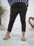 Sportliche Baggy mit seitlicher Knopfleiste Schoko