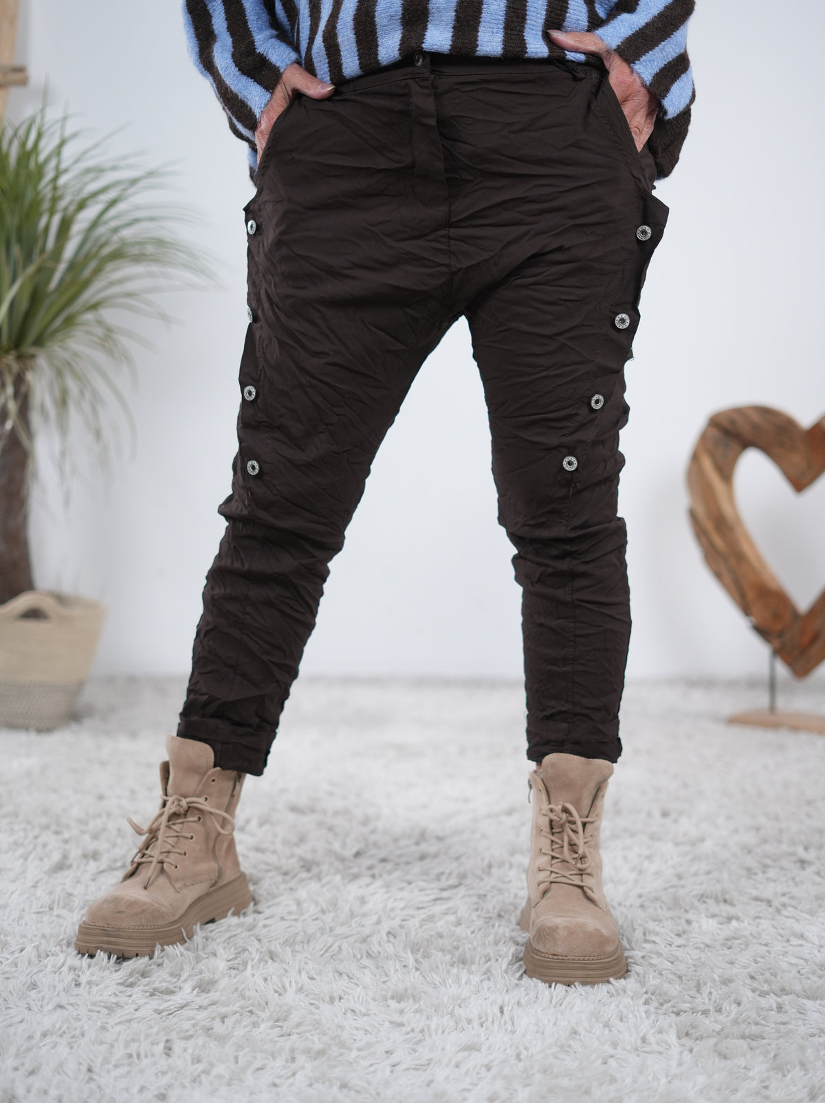 Sportliche Baggy mit seitlicher Knopfleiste Schoko
