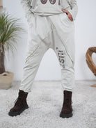 Baggy mit Schriftzug auf dem Hosenbein Beige