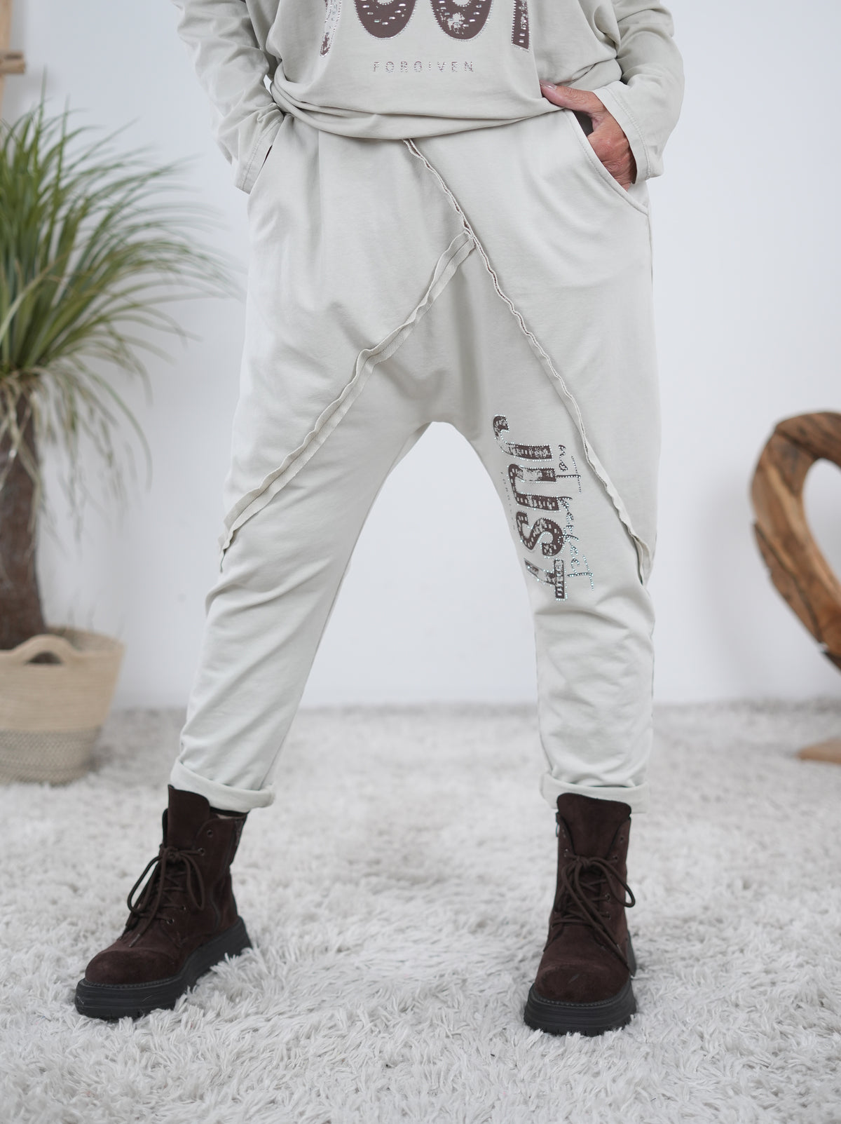Baggy mit Schriftzug auf dem Hosenbein Beige