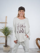 langarm Shirt mit Schriftzug und überschnittenem Arm Beige
