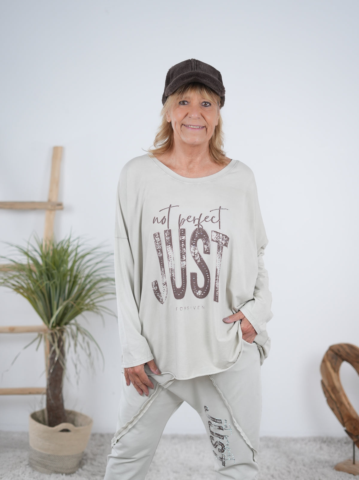 langarm Shirt mit Schriftzug und überschnittenem Arm Beige