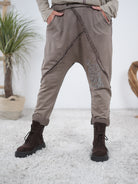 Baggy mit Schriftzug auf dem Hosenbein Taupe