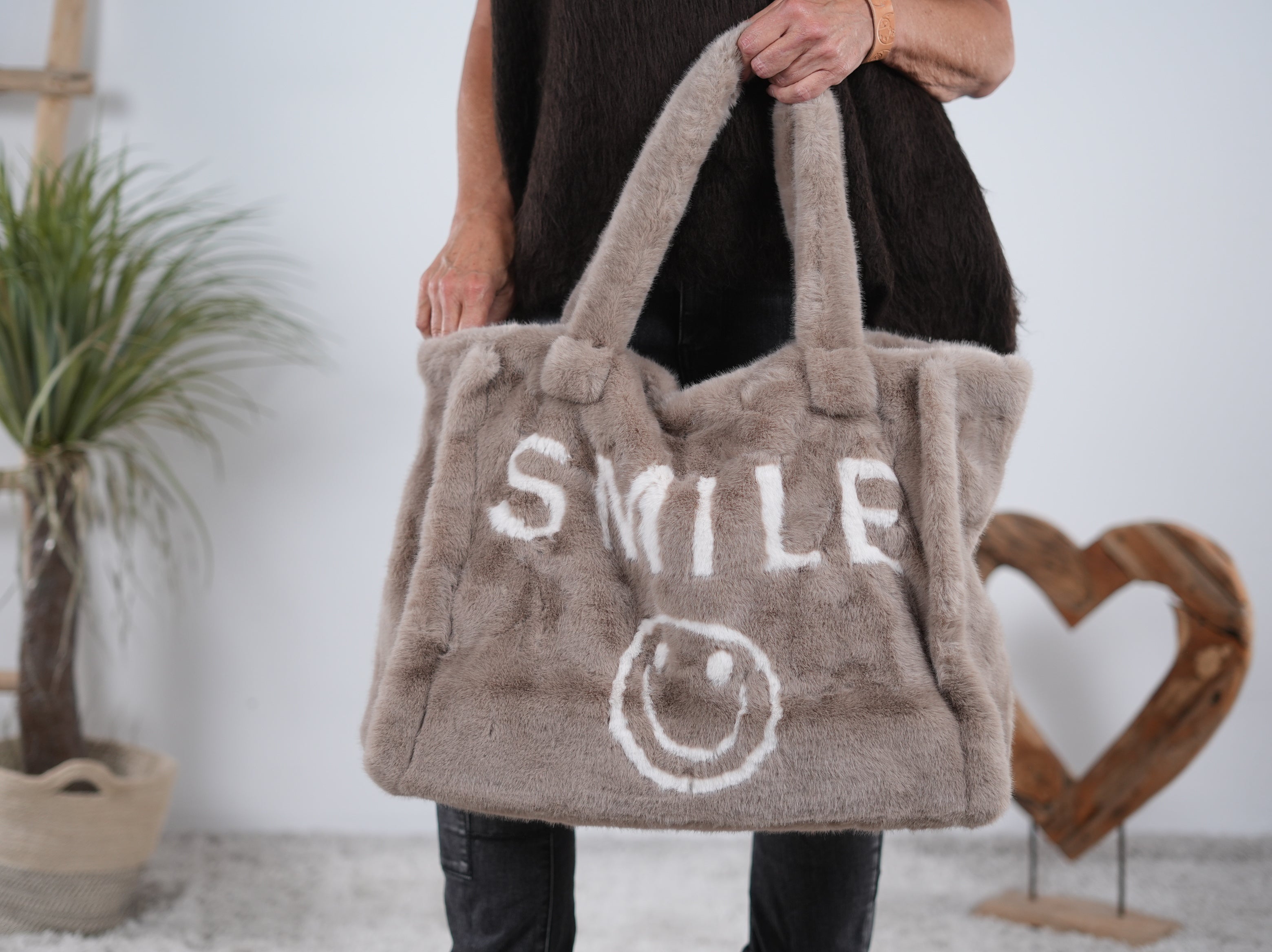 Shopper aus Plüsch mit Schriftzug Taupe Smiley