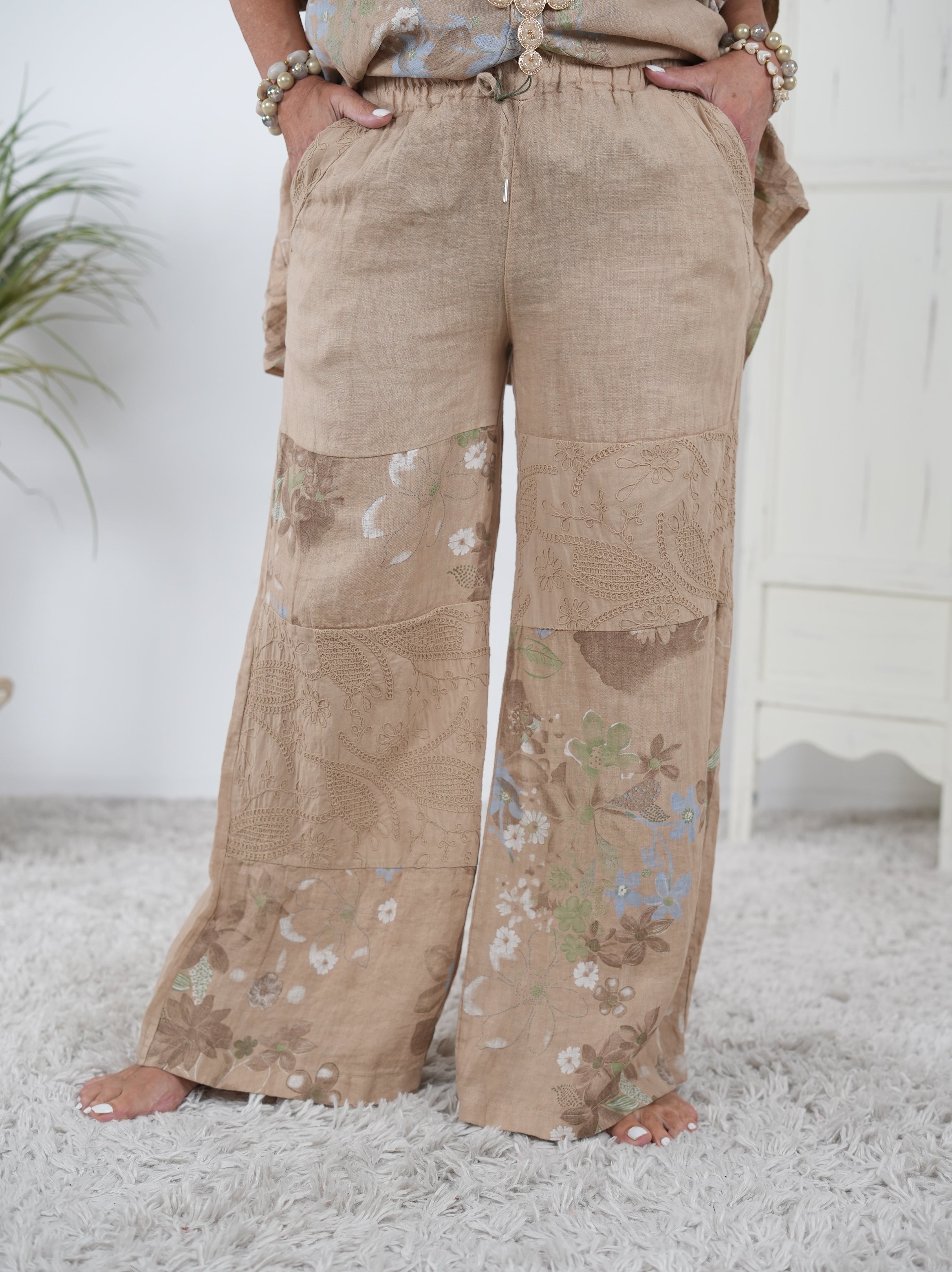 Wunderschöne Marlene Hose aus Leinen mit Blümchen Camel