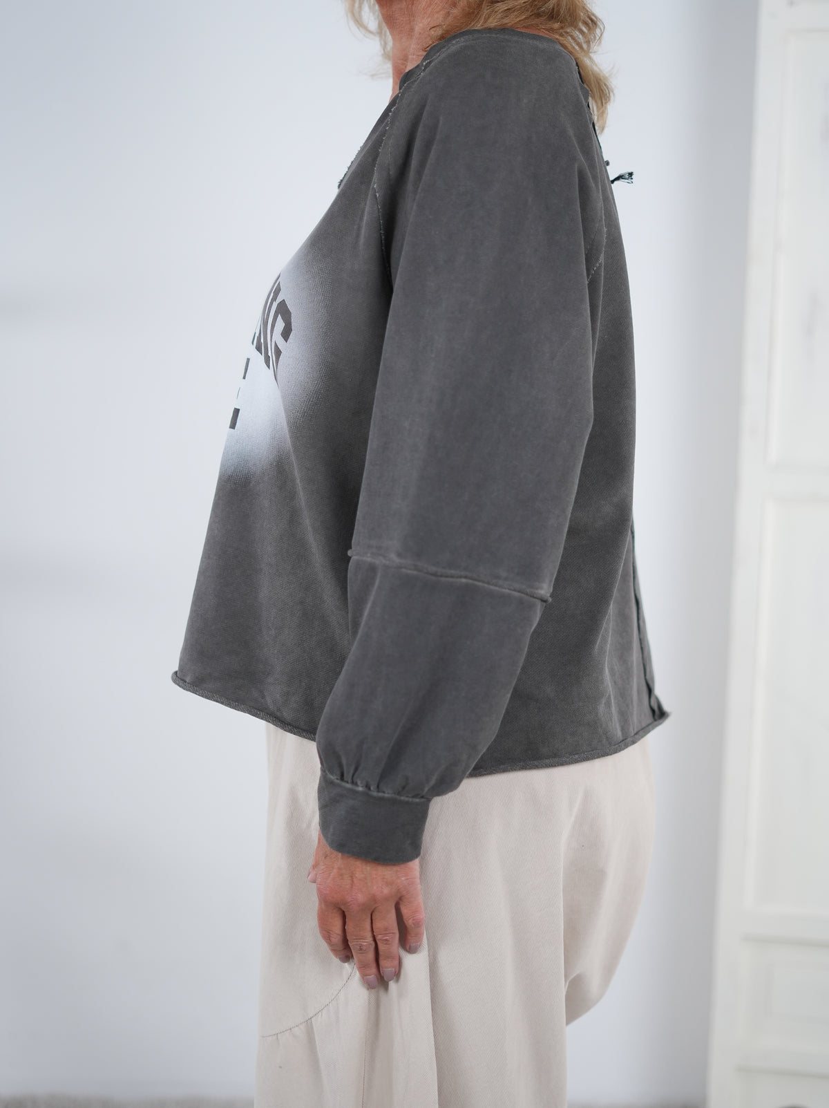 lässiges Sweaty mit Spray Print und Außennähten