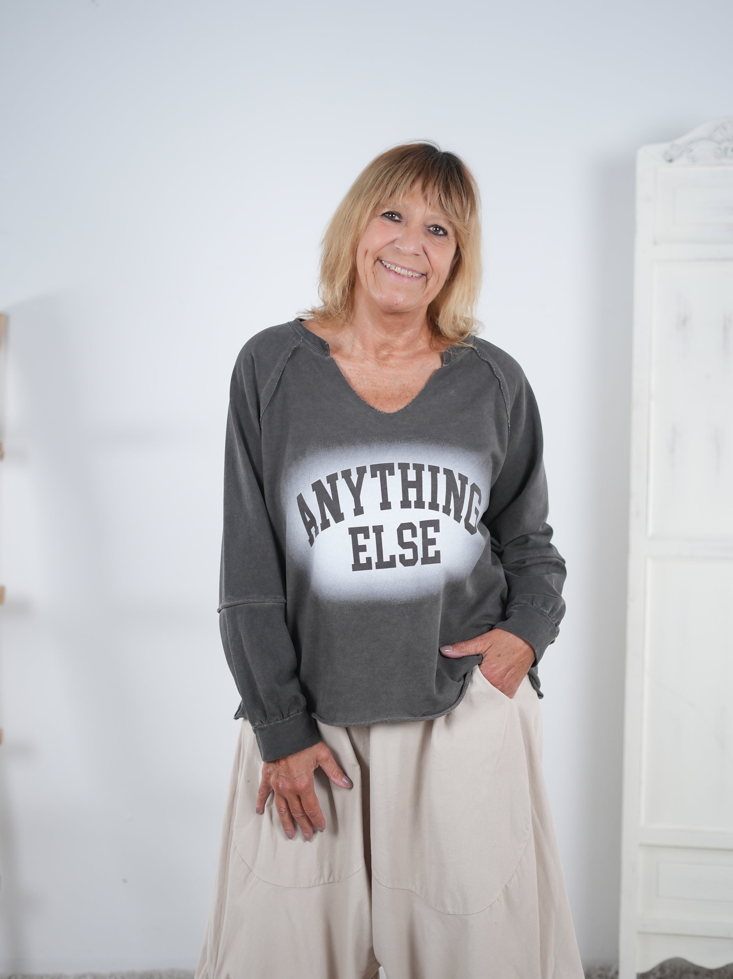 lässiges Sweaty mit Spray Print und Außennähten Taupe