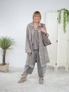 Leichter Mantel mit Spitze und Leo Details taupe