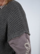 Lässiger Strickpullover mit Sweaty-Ärmeln