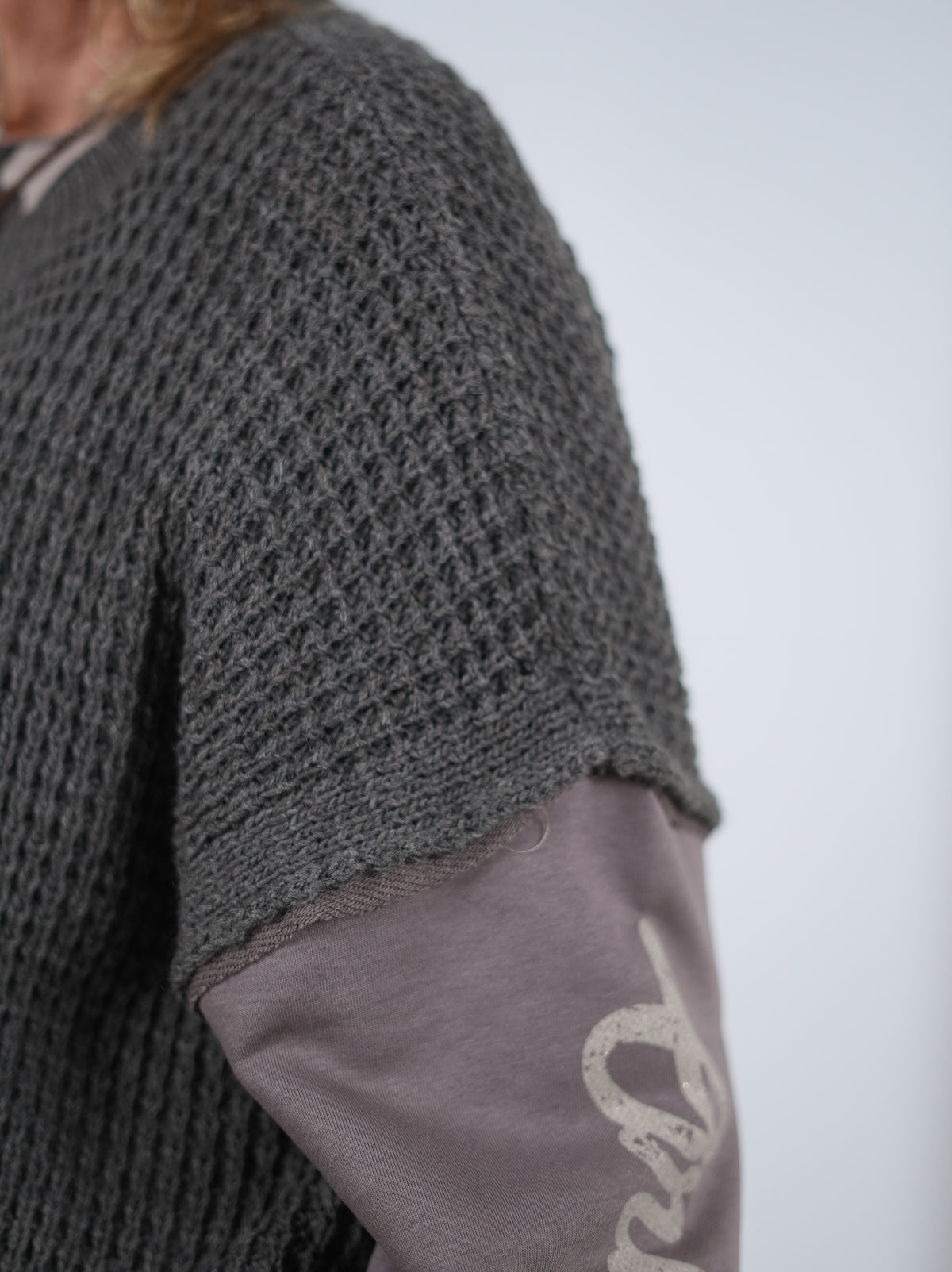 Lässiger Strickpullover mit Sweaty-Ärmeln