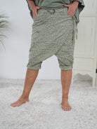 Kurze Leo Baggy mit Überwurf olive