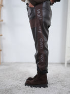 sportliche Baggy aus Kunstleder mit seitlichem Streifen