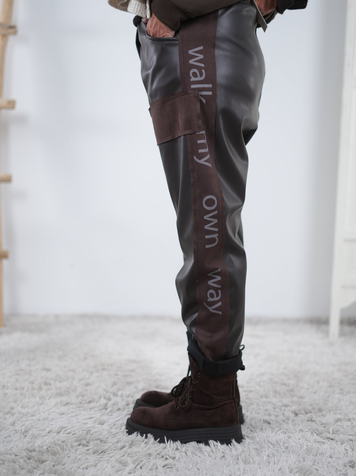 sportliche Baggy aus Kunstleder mit seitlichem Streifen