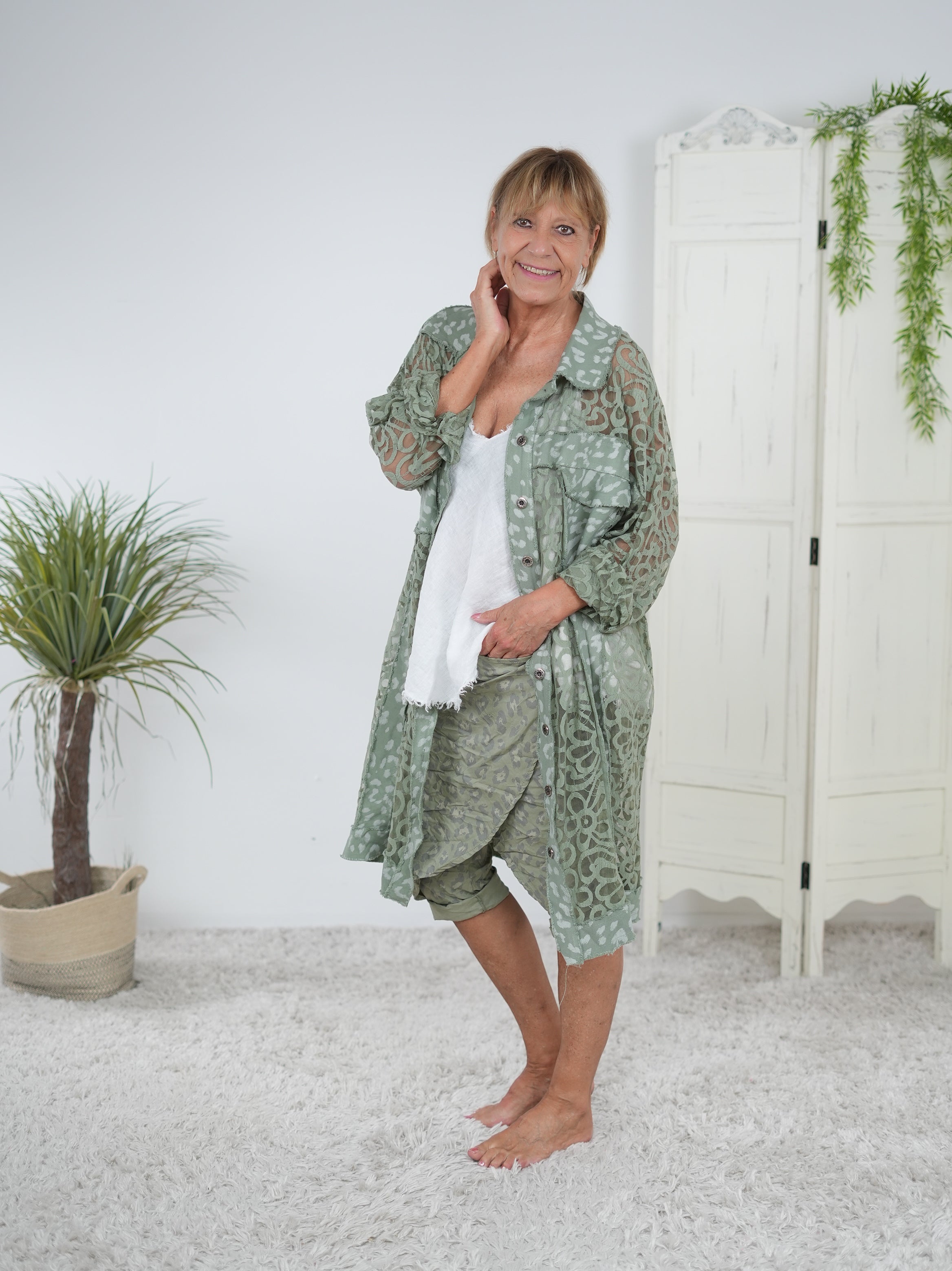 Leichter Mantel mit Spitze und Leo Details olive
