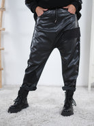 sportliche Baggy aus Kunstleder mit seitlichem Streifen Schwarz