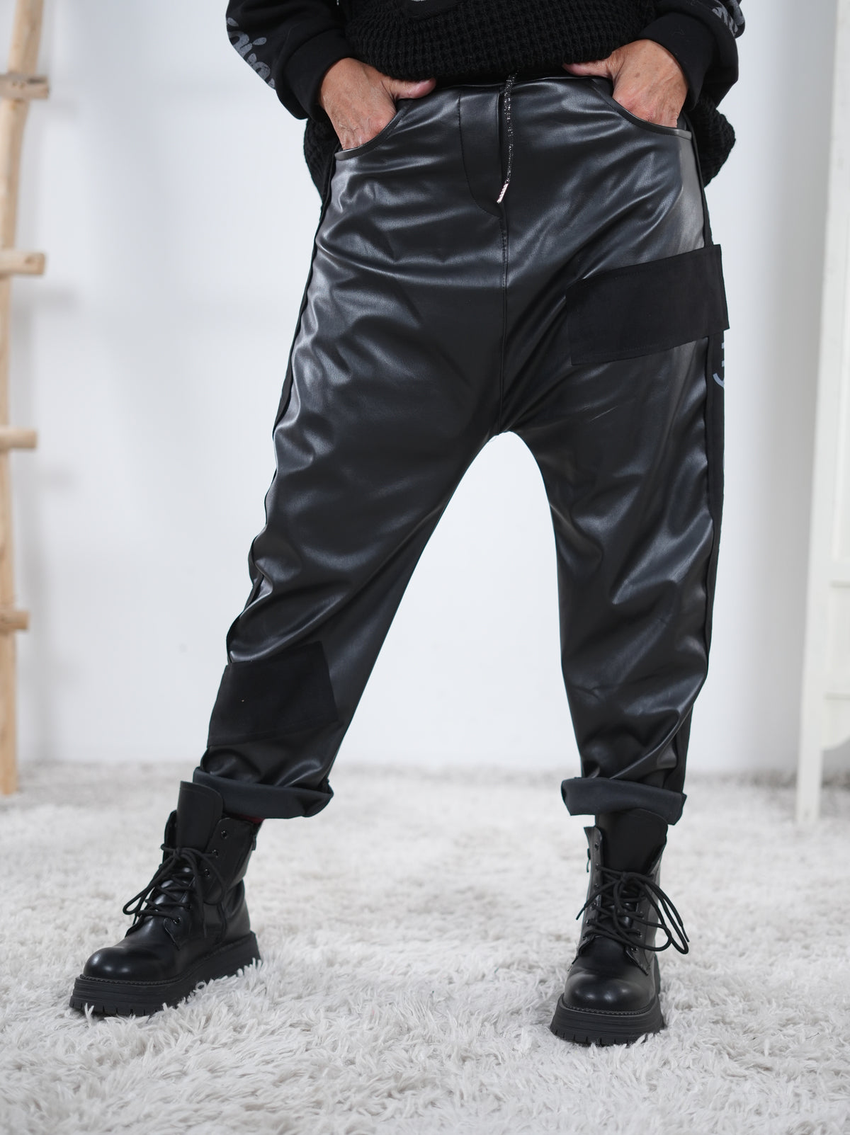 sportliche Baggy aus Kunstleder mit seitlichem Streifen Schwarz