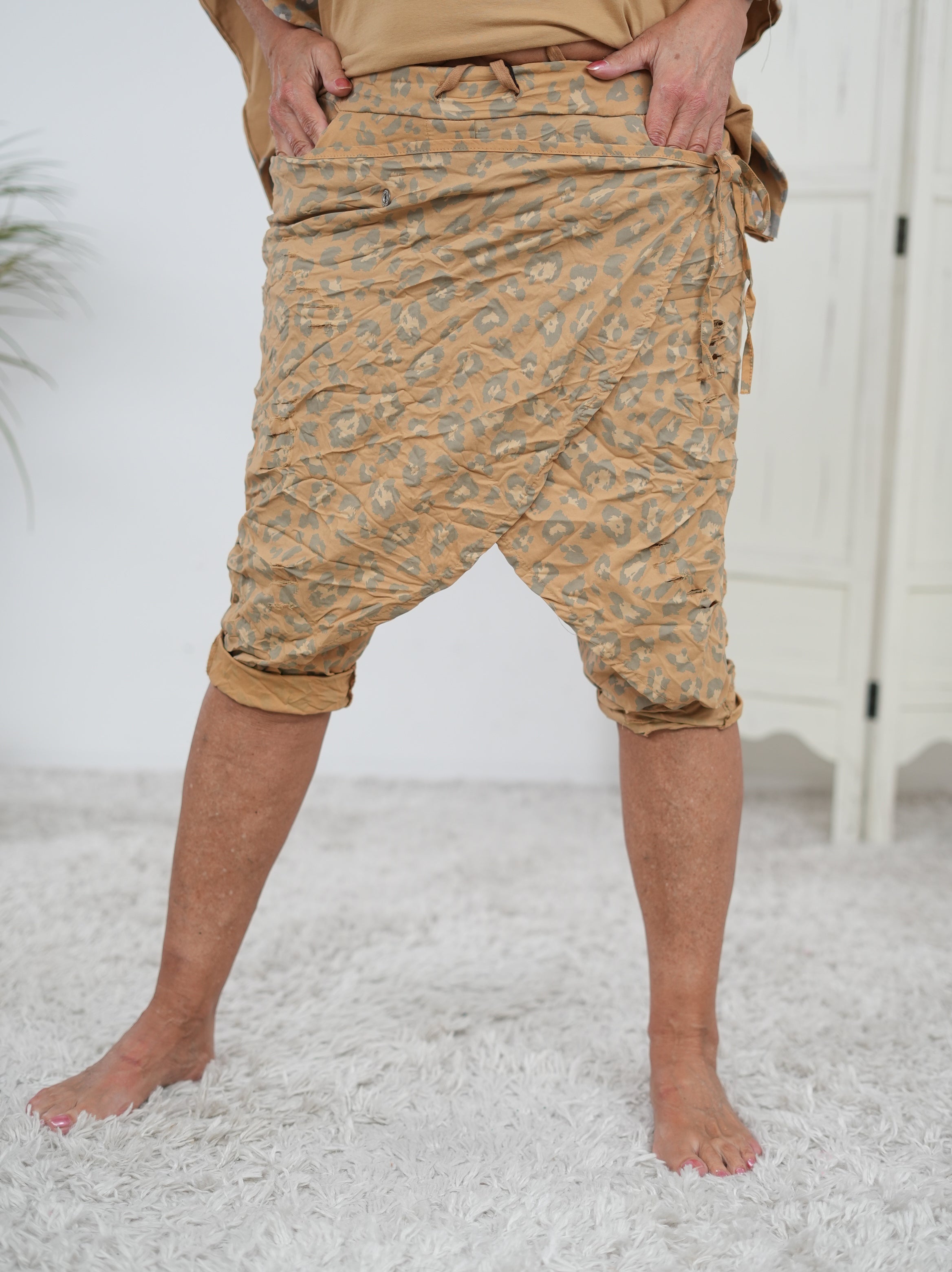 Kurze Leo Baggy mit Überwurf camel