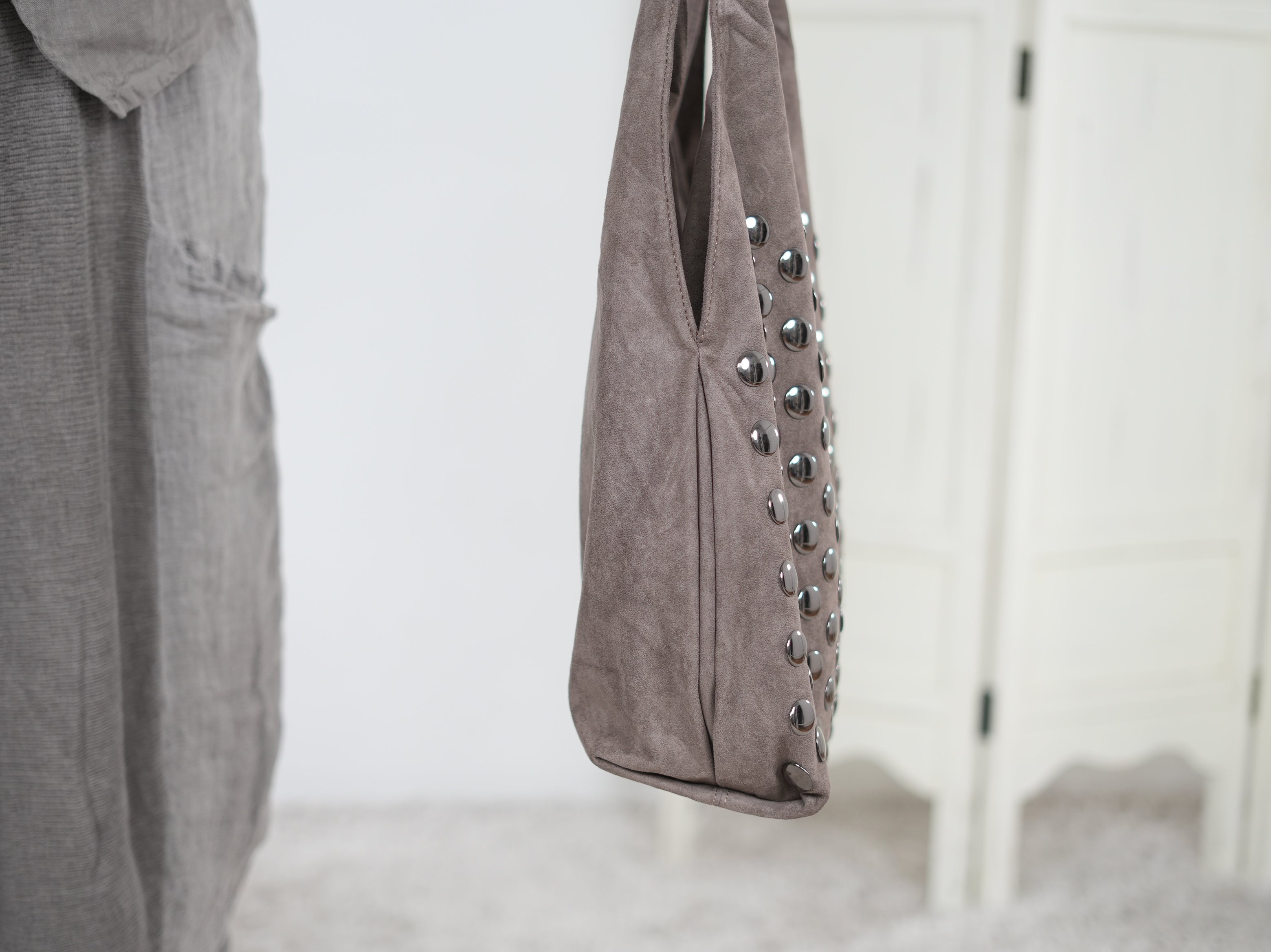 Große Tasche mit Nieten verziert