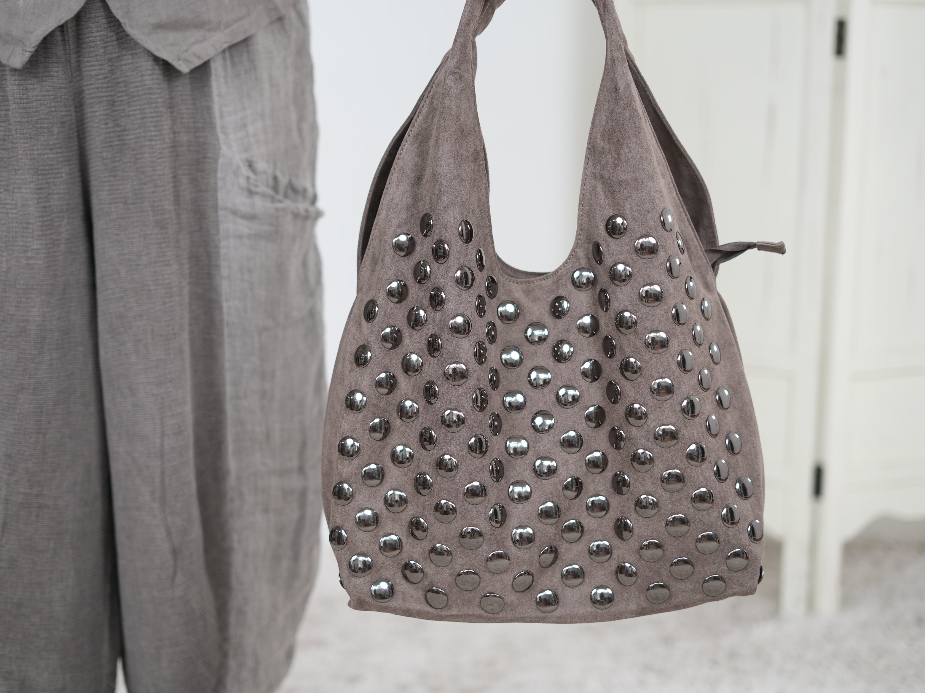 Große Tasche mit Nieten verziert Taupe