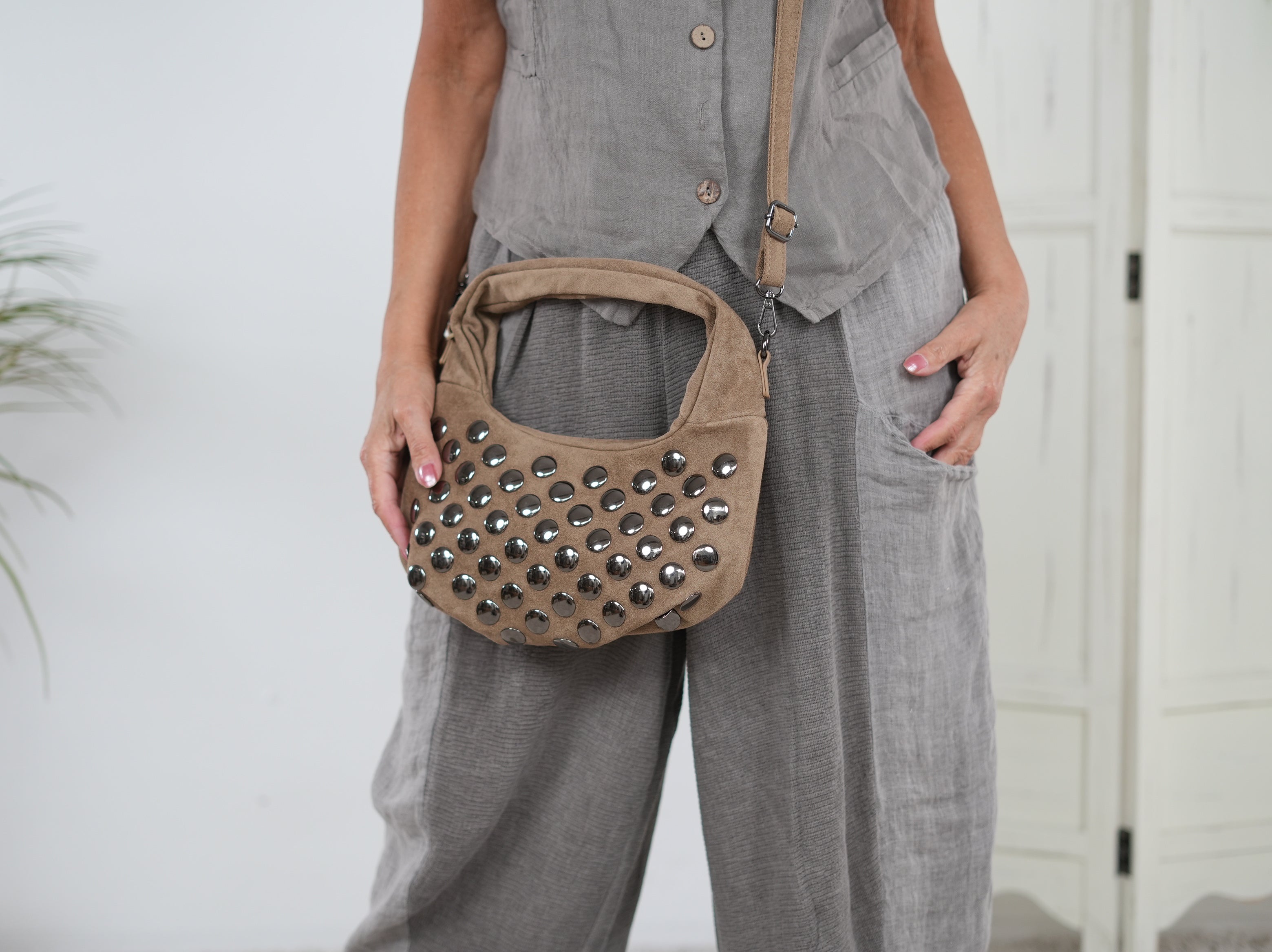Cross Bag mit Nieten verziert Camel