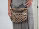 Cross Bag mit Nieten verziert