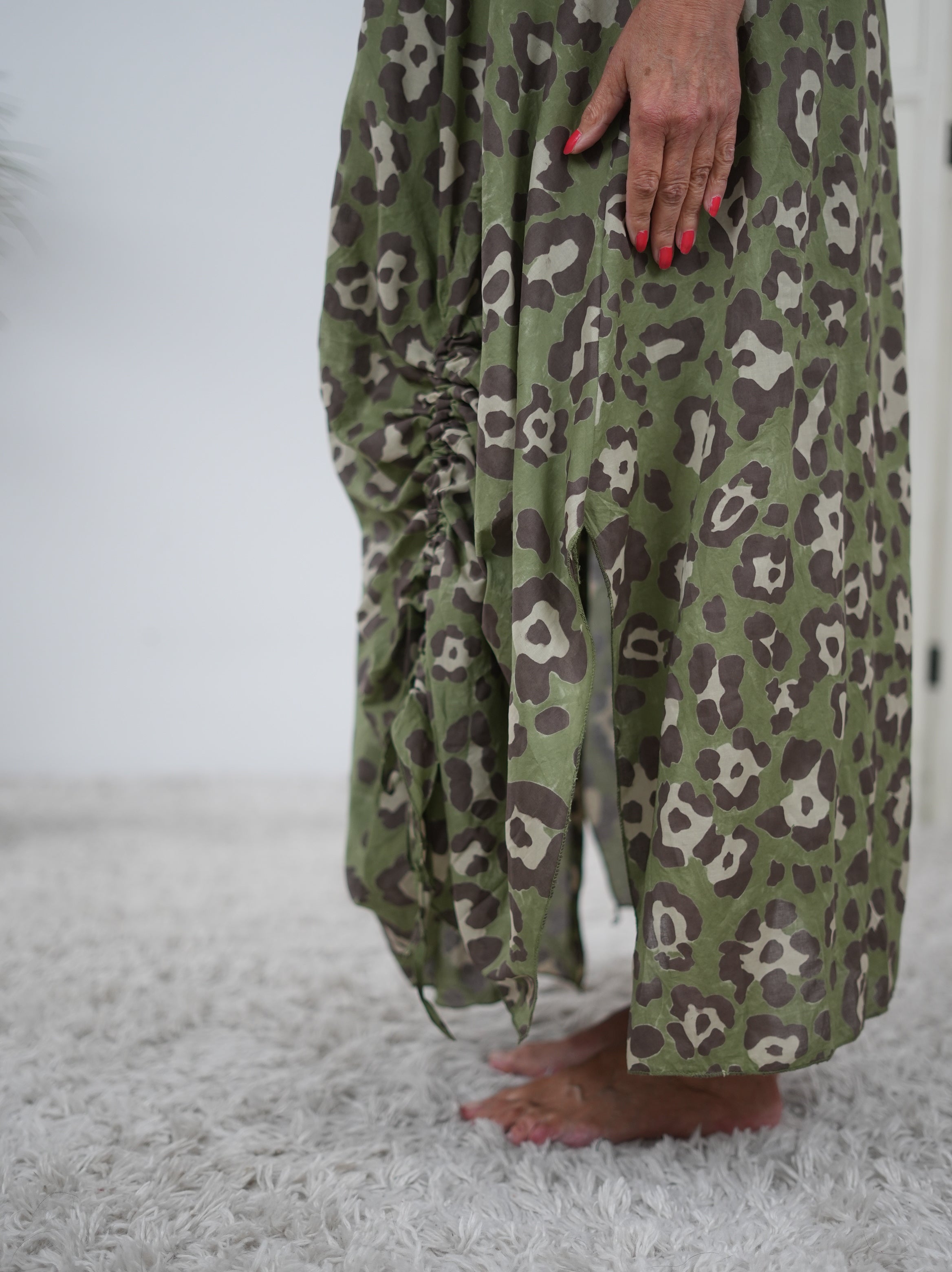 Sommerkleid mit Raffung im Leo Look